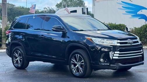 Midnight Black Metallic 2019 Toyota Highlander XLE