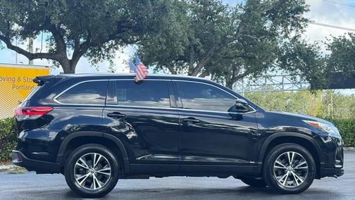 Midnight Black Metallic 2019 Toyota Highlander XLE