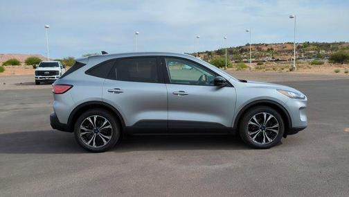 Iconic Silver Metallic 2022 Ford Escape SE