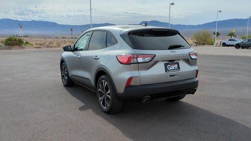 Iconic Silver Metallic 2022 Ford Escape SE