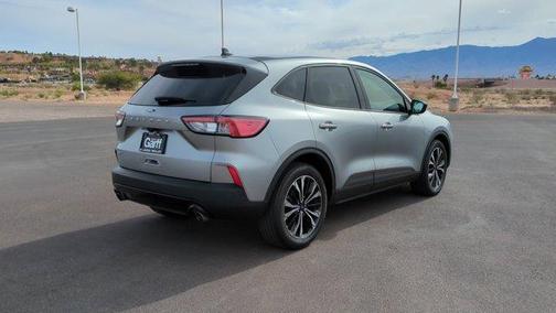 Iconic Silver Metallic 2022 Ford Escape SE