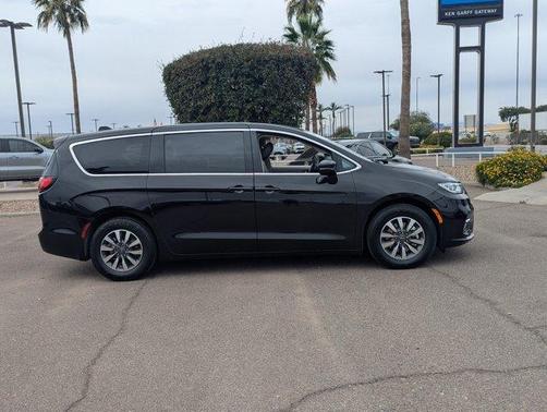 Diamond Black 2024 Chrysler Pacifica Hybrid Select