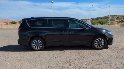 Diamond Black 2024 Chrysler Pacifica Hybrid Select