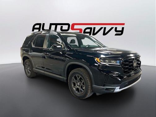 Crystal Black Pearl 2025 Honda Pilot TrailSport