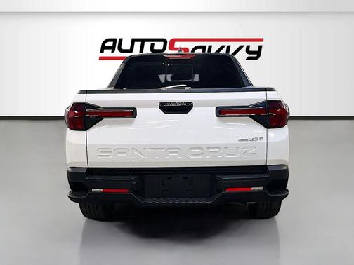 Atlas White 2025 Hyundai SANTA CRUZ Limited