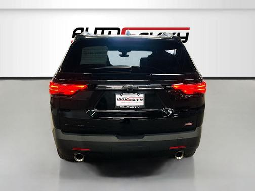 Mosaic Black Metallic 2023 Chevrolet Traverse RS