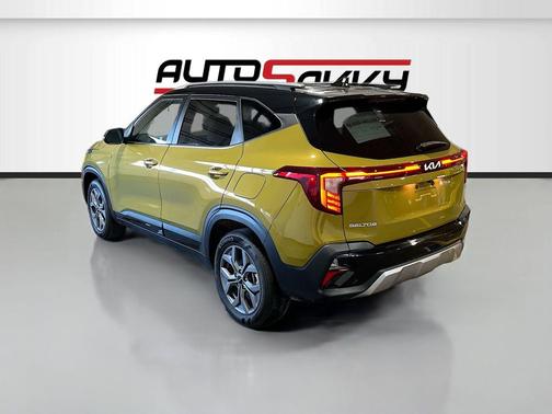 Valais Green/Black Roof 2024 Kia Seltos S