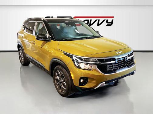 Valais Green/Black Roof 2024 Kia Seltos S