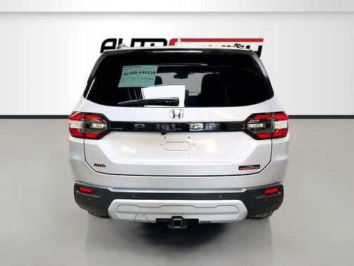 Lunar Silver Metallic 2025 Honda Pilot TrailSport