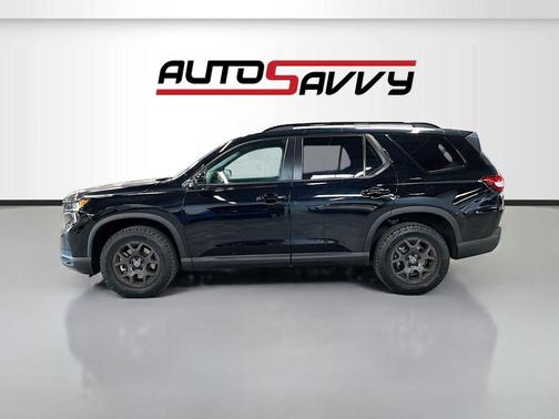 Crystal Black Pearl 2025 Honda Pilot TrailSport