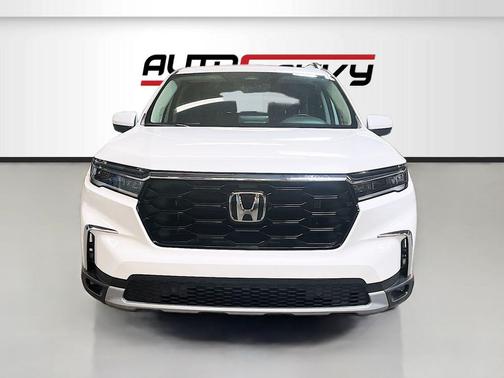 Platinum White Pearl 2023 Honda Pilot Touring 8-Passenger