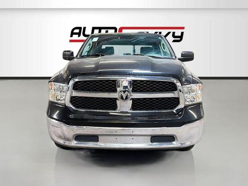 Diamond Black Crystal Pearlcoat 2019 RAM 1500 SLT