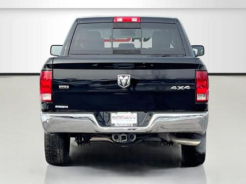 Diamond Black Crystal Pearlcoat 2019 RAM 1500 SLT