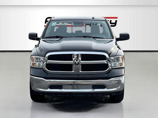 Diamond Black Crystal Pearlcoat 2019 RAM 1500 SLT