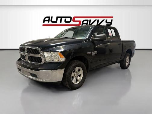 Diamond Black Crystal Pearlcoat 2019 RAM 1500 SLT