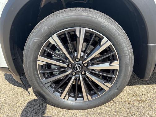 Everest White Pearl/Black 2026 Nissan Pathfinder Platinum