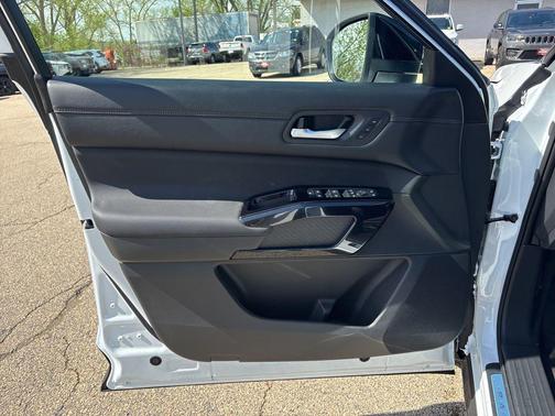 Everest White Pearl/Black 2026 Nissan Pathfinder Platinum