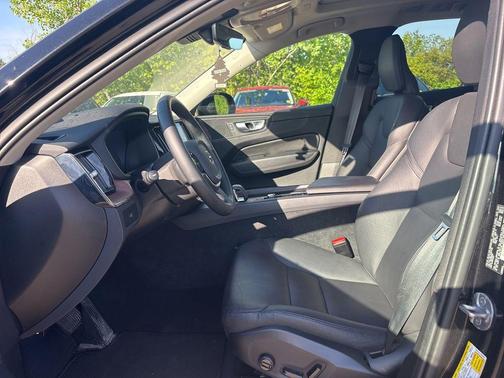 Onyx Black Metallic 2024 Volvo XC60 B5 Plus Dark Theme
