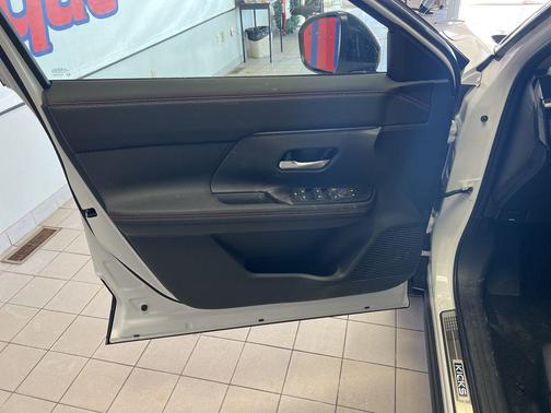 Aspen White/Super Black 2025 Nissan Kicks SR