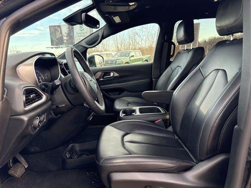 2025 Chrysler Pacifica L