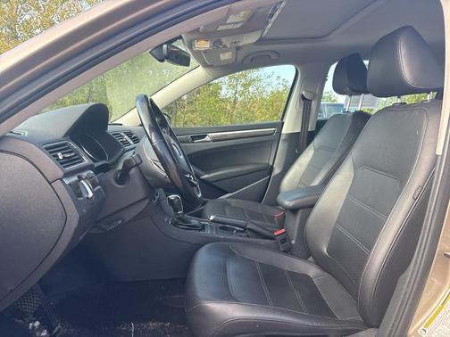 2016 Volkswagen Passat 1.8T SE w/Technology
