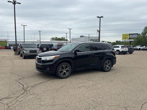 Midnight Black Metallic 2016 Toyota Highlander XLE