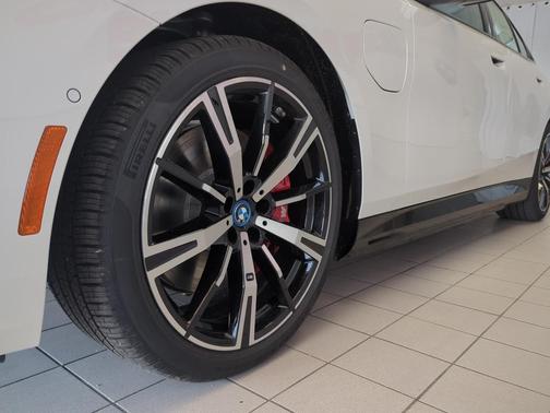 2025 BMW 550e xDrive