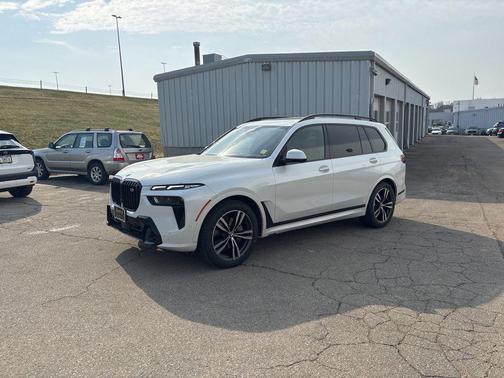 Mineral White Metallic 2023 BMW X7 xDrive40i