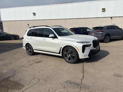 Mineral White Metallic 2023 BMW X7 xDrive40i