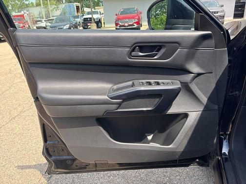 Super Black 2025 Nissan Pathfinder SV