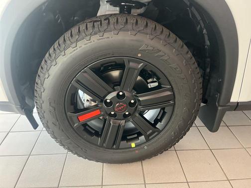 Everest White Pearl Tricoat 2026 Nissan Rogue Rock Creek