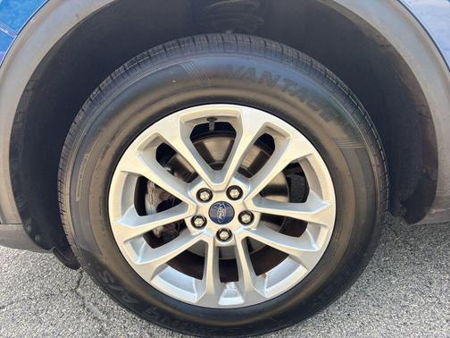 Atlas Blue Metallic 2022 Ford Escape SE