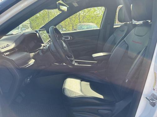 Bright White Clearcoat 2025 Jeep Compass Trailhawk