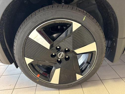 Canyon Bronze Metallic 2026 Nissan Kicks SR