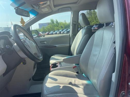 2013 Toyota Sienna XLE