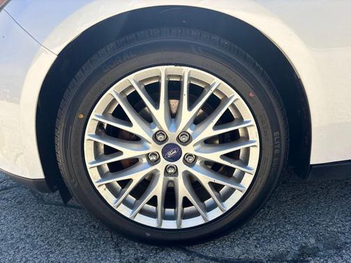 White Platinum Clearcoat 2014 Ford Focus Titanium