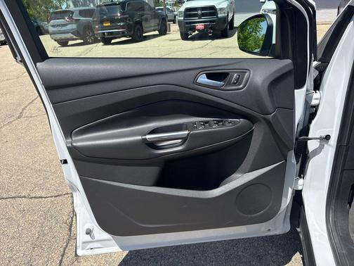Oxford White 2018 Ford Escape SE