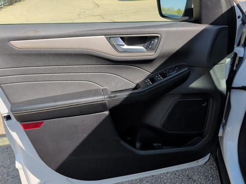 Oxford White 2022 Ford Escape SEL