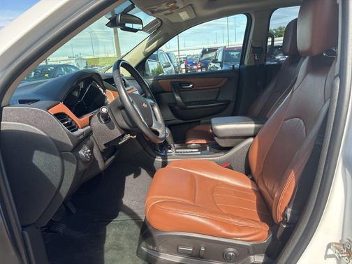 Iridescent Pearl Tricoat 2017 Chevrolet Traverse Premier