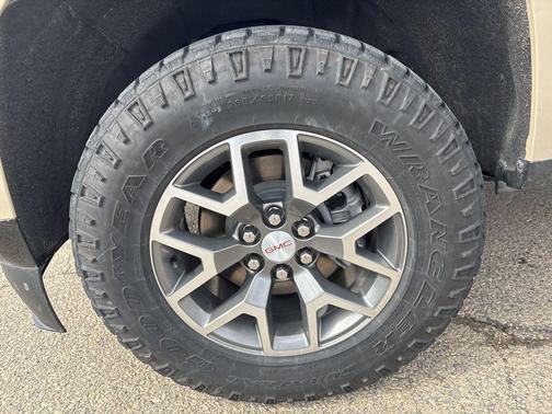 Desert Sand Metallic 2022 GMC Canyon AT4