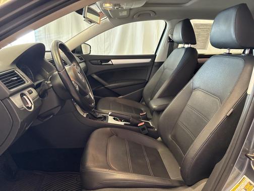 2013 Volkswagen Passat 2.0 TDI SE w/ Sunroof