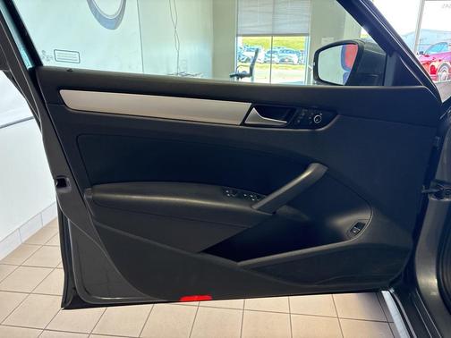 2013 Volkswagen Passat 2.0 TDI SE w/ Sunroof