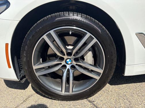 Alpine White 2023 BMW 530 i xDrive