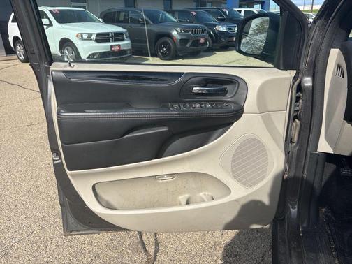 Brilliant Black Crystal Pearlcoat 2014 Dodge Grand Caravan SXT