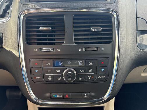 Brilliant Black Crystal Pearlcoat 2014 Dodge Grand Caravan SXT
