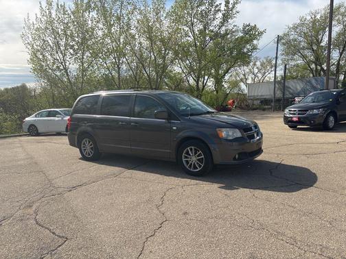 Brilliant Black Crystal Pearlcoat 2014 Dodge Grand Caravan SXT