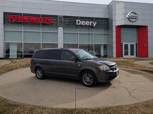 Brilliant Black Crystal Pearlcoat 2014 Dodge Grand Caravan SXT