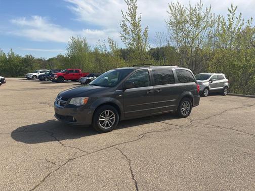 Brilliant Black Crystal Pearlcoat 2014 Dodge Grand Caravan SXT