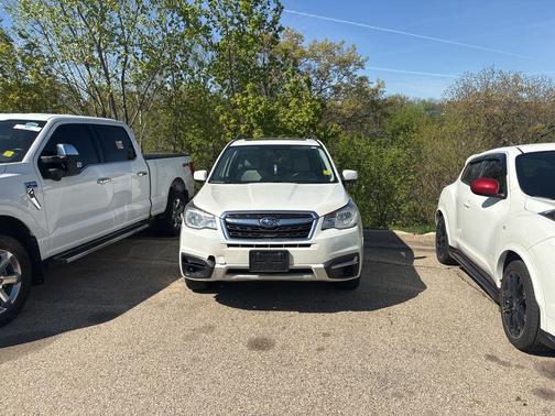 Crystal White Pearl 2018 Subaru Forester 2.5i Premium