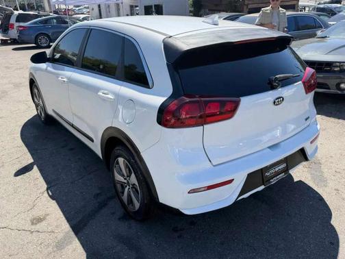 Snow White Pearl 2019 Kia Niro FE